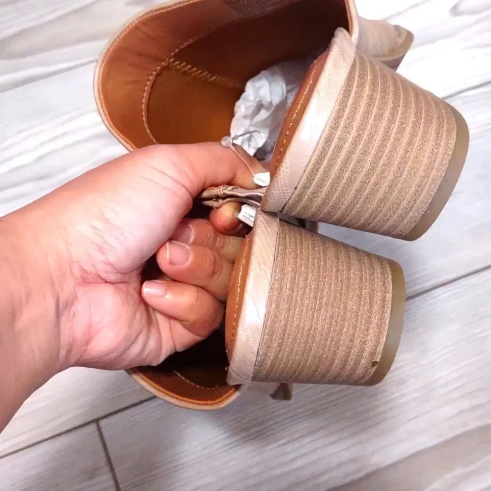 (10-0041)  Universal Thread Tan Tara Slip on Sandals Sz 6